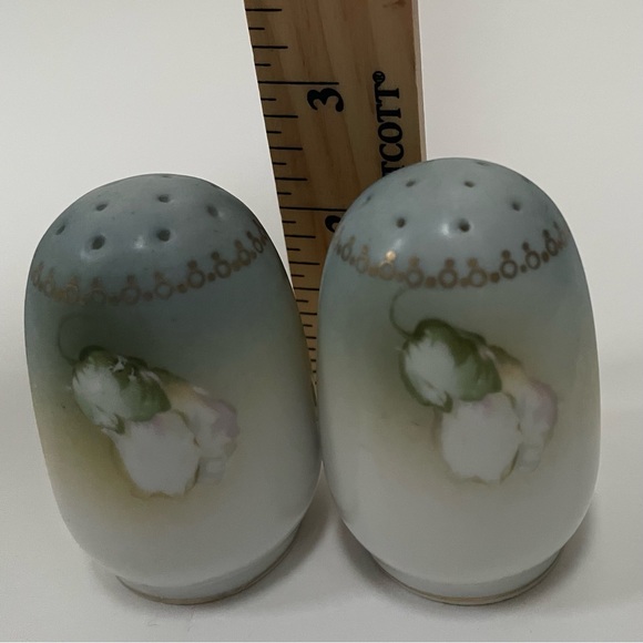 VINTAGE PORCELAIN SALT & PEPPER SHAKERS. - Picture 3 of 5